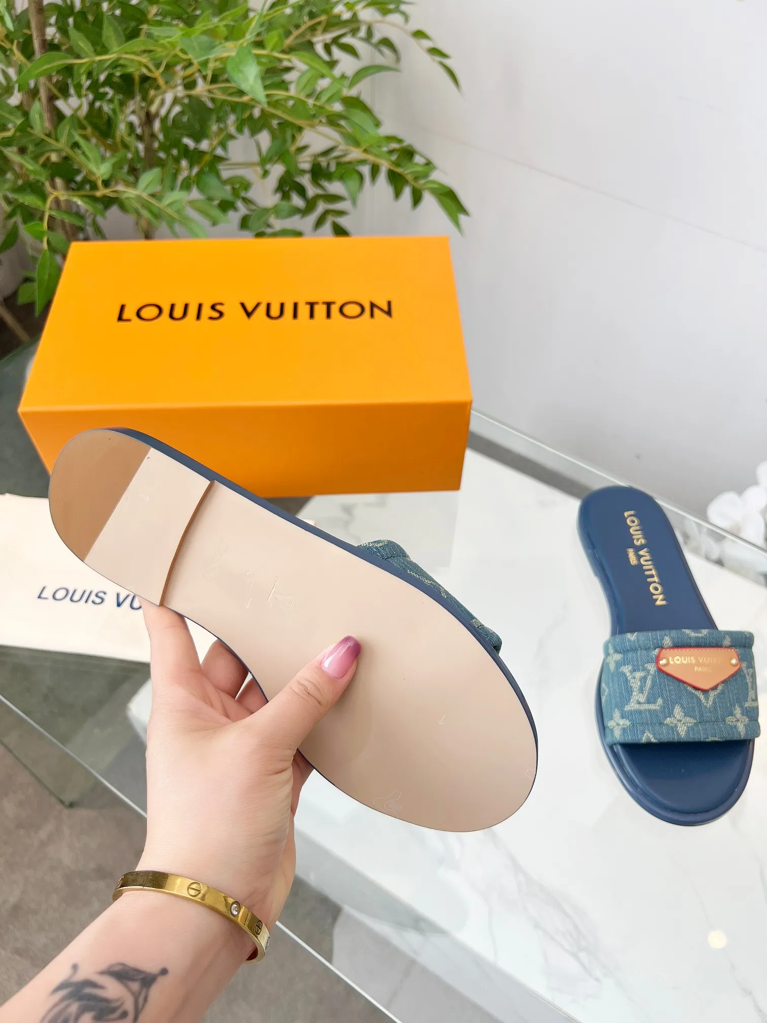 👟👟Ex-factory price 320👟👟 Genuine leather sole +40 Louis Vuitton, 1:1 advanced customization upper, fabric: customized LV special fabric, lining: sheepskin, original molding hardware, code number: 35-42, order with pictures, welcome to send pictures to place an order,